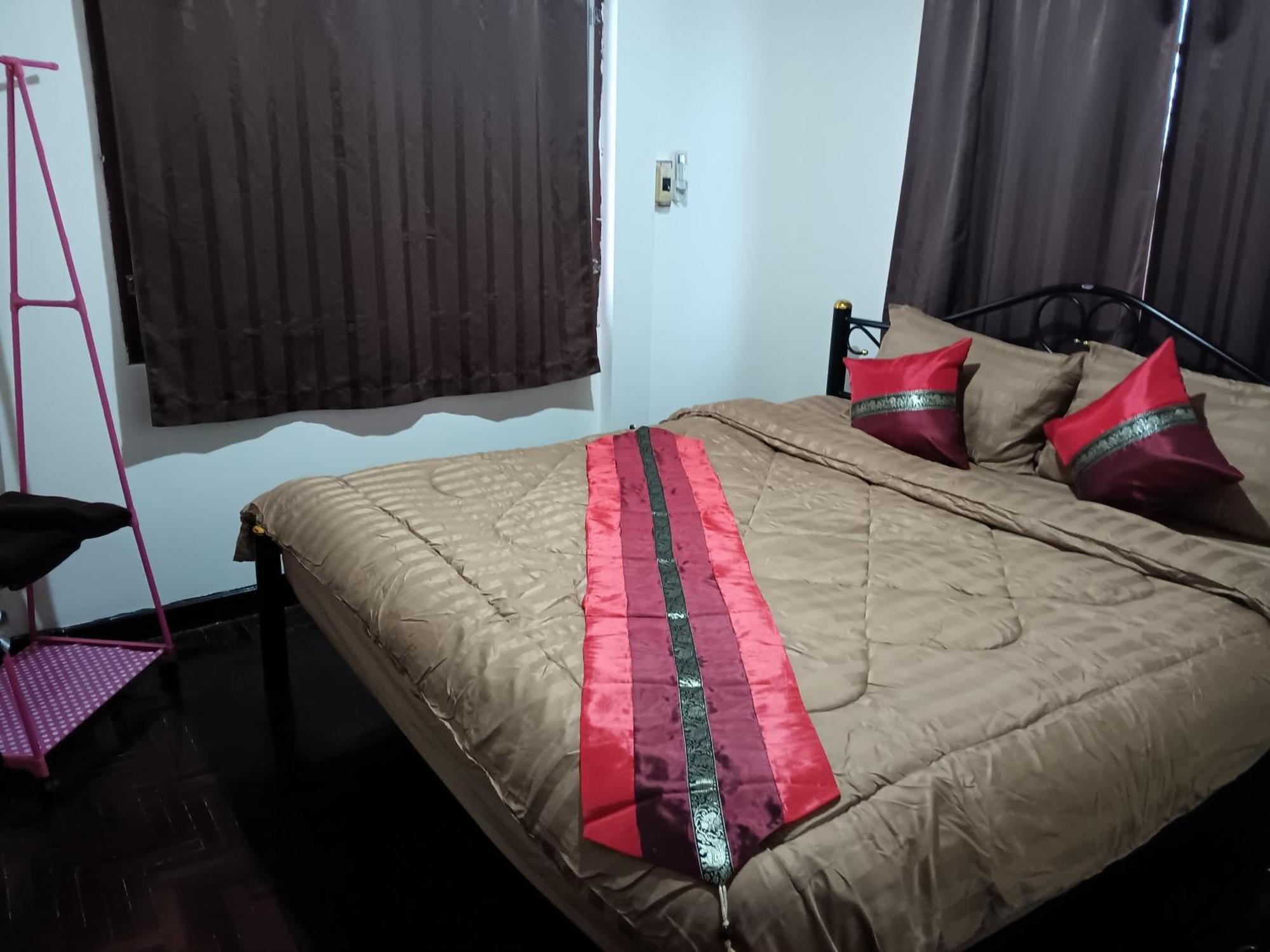 Hug Glur House Tour And Hostel (Adults Only) Chiang Mai Exterior photo