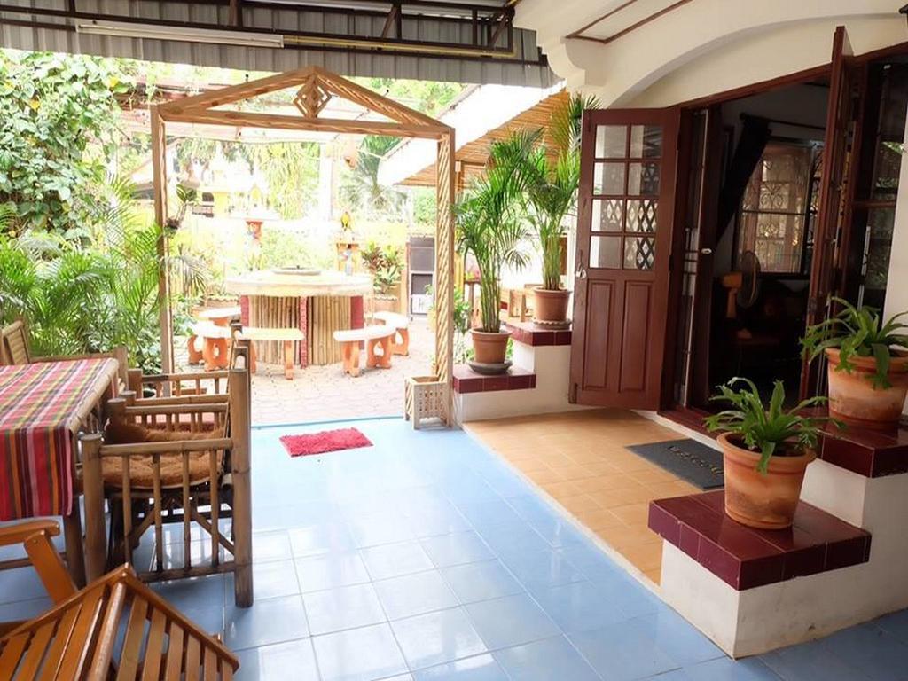 Hug Glur House Tour And Hostel (Adults Only) Chiang Mai Exterior photo